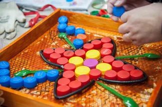 Si guardás tapitas en tu casa, tenés un tesoro: 12 ideas creativas para reciclarlas