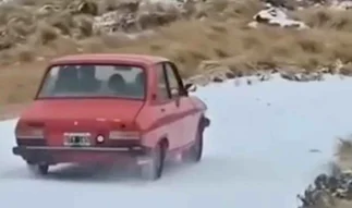 Un Renault 12 bordó desafía la nieve en las sierras cordobesas y se vuelve viral