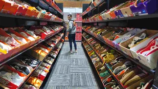 Qué MEGA OUTLET vende zapatillas de marca desde 40 mil pesos y en cuotas sin interés