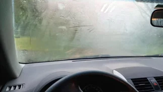 Cómo evitar que se empañen los vidrios del auto en invierno sin usar aire acondicionado