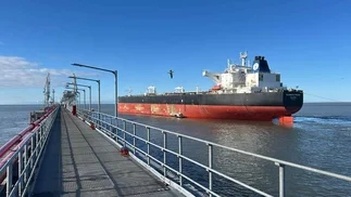 Hito en Puerto Rosales: el nuevo muelle ya despachó 100 buques con crudo de Vaca Muerta