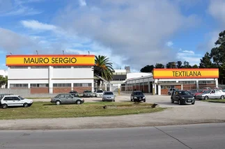 Conflicto en un ícono de sweaters y jeans: cientos de suspendidos y meses de parálisis