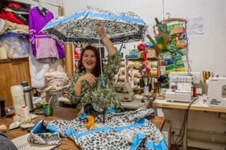 Ya recicló más de 1000 paraguas: es argentina y transforma residuos en moda