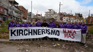 'Kirchnerismo Nunca Más': Javier Milei lanza su campaña en PBA con una foto polémica