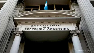 Canje de títulos entre Tesoro y BCRA busca intervenir en el precio del dólar