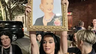 Video: Katy Perry llegó a Argentina, levantó un cuadro de Eva Perón y se hizo viral