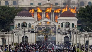 Crisis en Nepal: agredieron brutalmente a funcionarios y quemaron el Parlamento