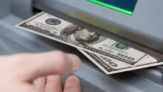 Argentinos olfatearon un DÓLAR barato y se disparó la compra de divisas en bancos