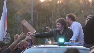 Milei en campaña en Santa Fe y Entre Ríos: pidió 'no tirar a la basura todo el esfuerzo'