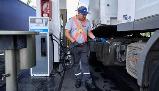 Qué sueldo cobra un playero de estaciones de servicio Shell e YPF