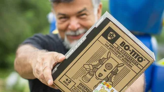 Una pareja argentina transforma basura en un juguete ecológico premiado en el mundo