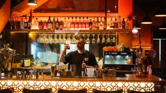 Es ruso, llegó hace 2 años y creó en Palermo el primer restaurante de su tipo