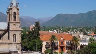 Fin del populismo y de los 'chachos': fuerte recorte en una provincia en llamas