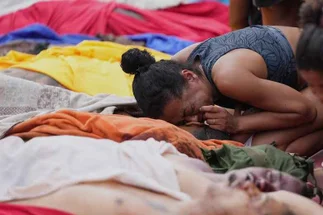 Río de Janeiro conmocionada: vecinos llevan cuerpos a una plaza tras el operativo narco