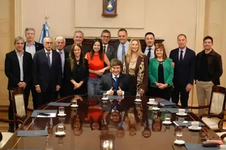 Encuesta sobre el Gabinete de Milei: cómo está la imagen de Adorni, Caputo y compañía