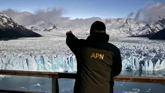 VIDEO | Ver la luna llena desde el Glaciar Perito Moreno: cómo es la increíble experiencia