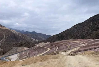 Milei analiza reformas para liberar proyectos de cobre y litio, según Bloomberg