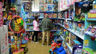 Cómo comprar juguetes baratos online: tips para ahorrar en las fiestas