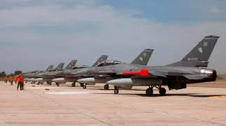 A días de la llegada de más cazas F-16, el Gobierno busca colosos del reabastecimiento