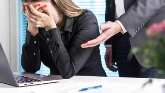 Banco no tomó medidas ante denuncias de acoso laboral y ahora indemnizará a la empleada