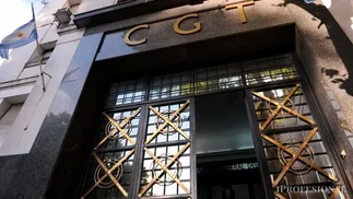 Barrionuevistas, Colectiveros y Ferroviarios exigirán a CGT un plan de lucha contra Milei