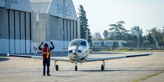 Fábrica de aviones prepara 200 despidos y presenta avión entrenador para los F-16