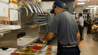 Qué sueldo cobra un empleado de McDonald's, Burger King y Starbucks en julio 2026