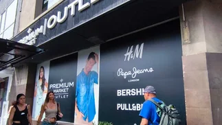 VIDEO | Zapatillas desde $22.000 y ropa ultra barata en nuevos outlet de Belgrano