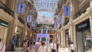 Cuál es el sueldo de un empleado que trabaja en un shopping