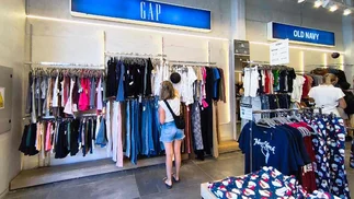 Cuál es el nuevo outlet de Belgrano que vende ropa de GAP, Banana Republic y Old Navy