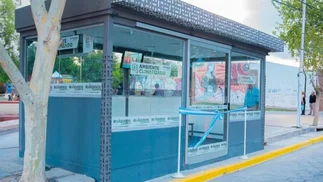 Una localidad argentina inauguró la primera parada de colectivos con aire acondicionado