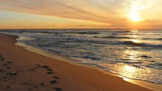 VIDEO | El paraíso oculto en la costa argentina: playas vírgenes y un túnel único