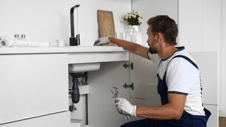 Cuánto cobran un albañil, un electricista y un plomero, por su trabajo, en marzo 2026