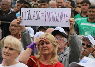 Ganó la AUH y perdieron los salarios: cuál es el sector más golpeado en la era Milei