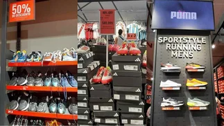 Outlet con zapatillas de primeras marcas a menos de $50.000