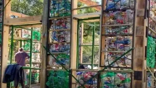 Una localidad argentina habilitó el uso de plásticos reciclados para construir casas