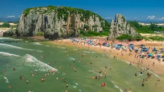 VIDEO | La playa de Brasil más cerca de Argentina: aguas cristalinas y bellezas únicas