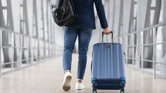 'Dejemos de viajar en jeans': por qué una low cost pide evitar esta prenda al volar