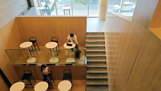 Tu oficina ideal existe: Arte, teatro, siestas y el 50% no es escritorio