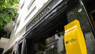 Cartas, café y nostalgia: así es el primer café postal que abrió en Buenos Aires