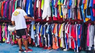 La feria Yankylandia importa contenedores de ropa y vende remeras desde 3 mil pesos