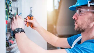 Cuánto cobran un albañil, un electricista y un plomero por su trabajo en agosto 2026