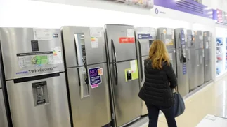 Un outlet liquida heladeras, lavarropas y televisores con descuentos de hasta el 50%