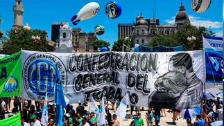 CGT, CTA y los movimientos sociales marchan al Congreso contra las leyes que impulsa Milei