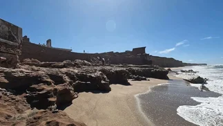 Una alternativa para el finde largo: la playa con acantilados vecina de Mar del Plata