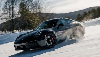 ¿Cómo es manejar un auto Porsche con más de 500 CV en la nieve?
