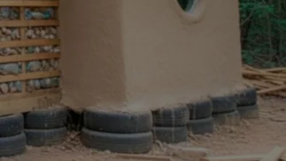 La casa construida con basura que desafía los modelos tradicionales de arquitectura