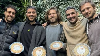 VIDEO | 6 amigos argentinos vieron un negoción en España y lo replicaron acá
