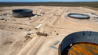 Así se construyen los tanques de la megaterminal exportadora de Vaca Muerta