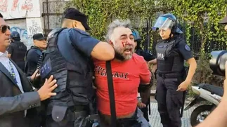 Incidentes en el Congreso: agreden a camarógrafo en la protesta por la Ley de Glaciares